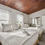 Mission Beach Escape Near Ocean And Bay With Private Balcony Bbq And Garage Parking