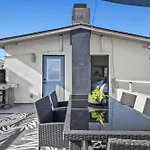 Mission Beach Escape Near Ocean And Bay With Private Balcony Bbq And Garage Parking