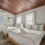 Mission Beach Escape Near Ocean And Bay With Private Balcony Bbq And Garage Parking