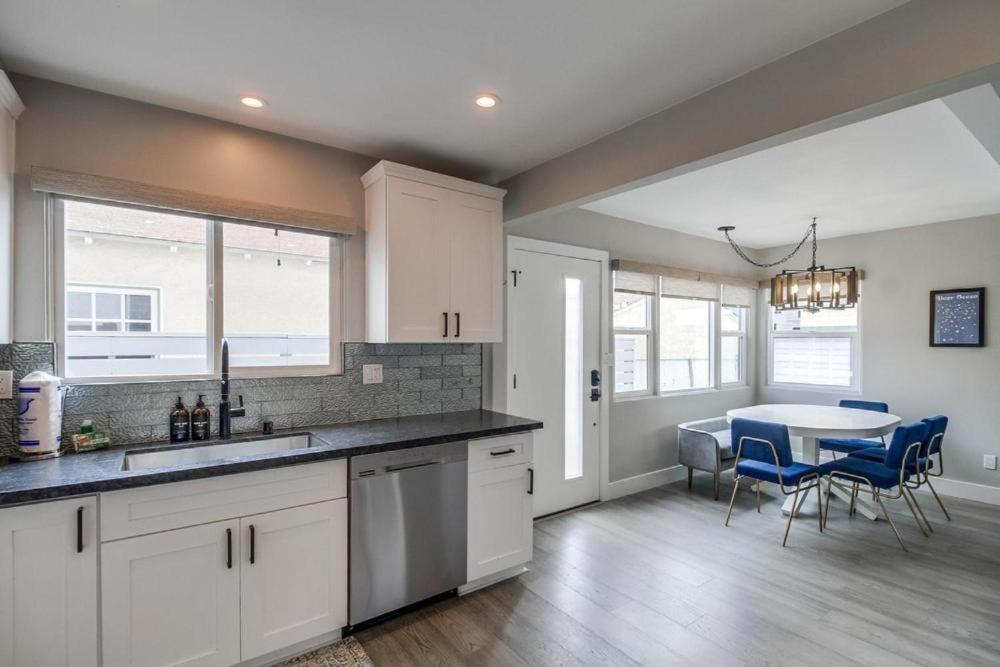 Mission Escape Near Ocean And Bay With Private Balcony Bbq And Garage Parking *