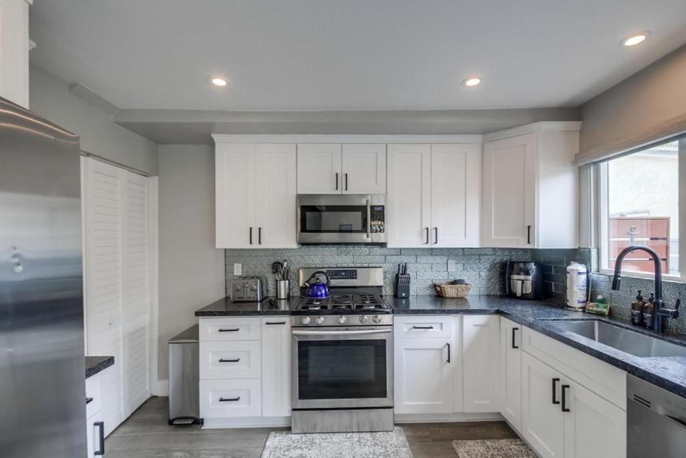 Holiday home Mission Escape Near Ocean And Bay With Private Balcony Bbq And Garage Parking San Diego