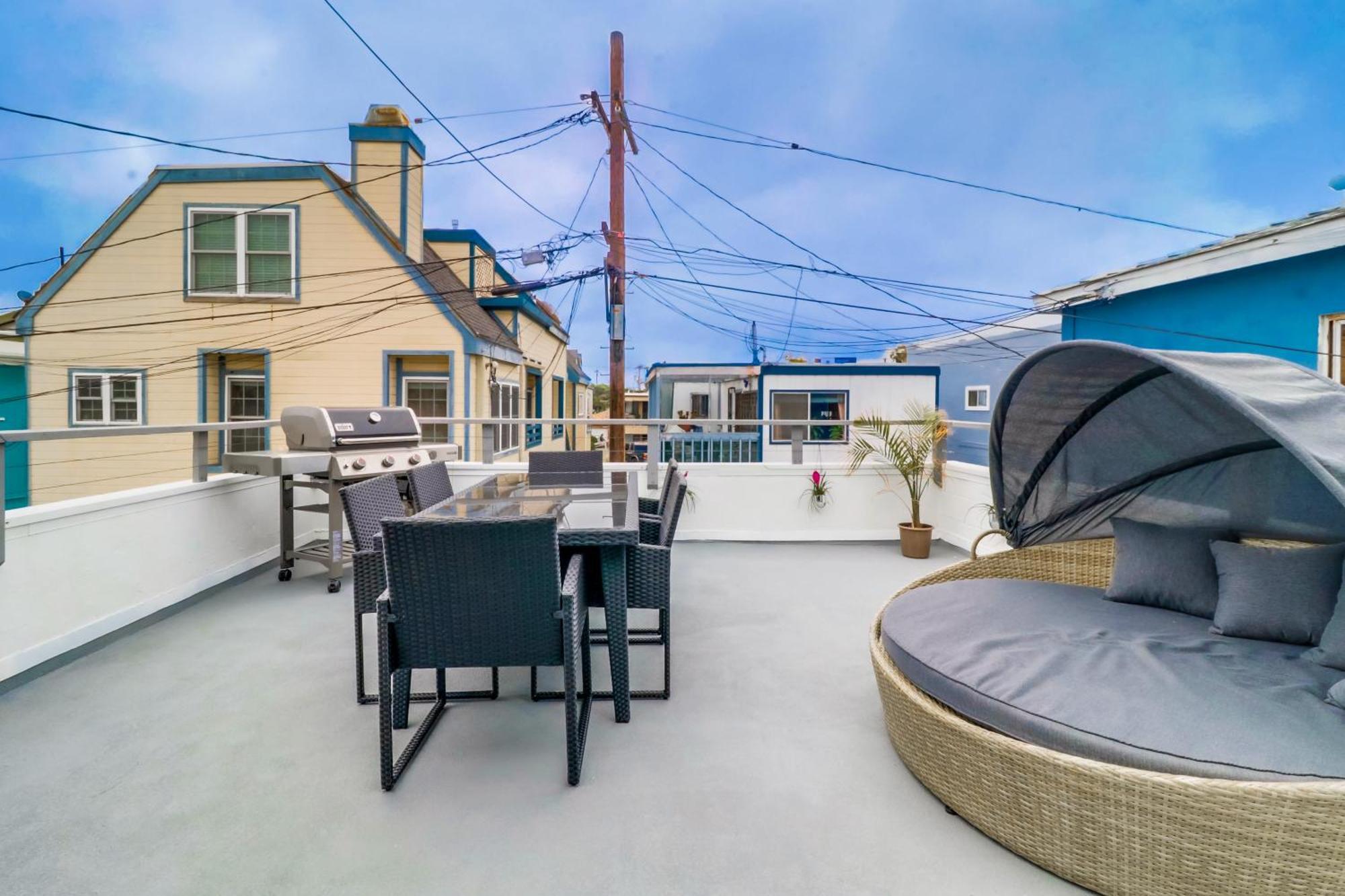 Mission Escape Near Ocean And Bay With Private Balcony Bbq And Garage Parking San Diego