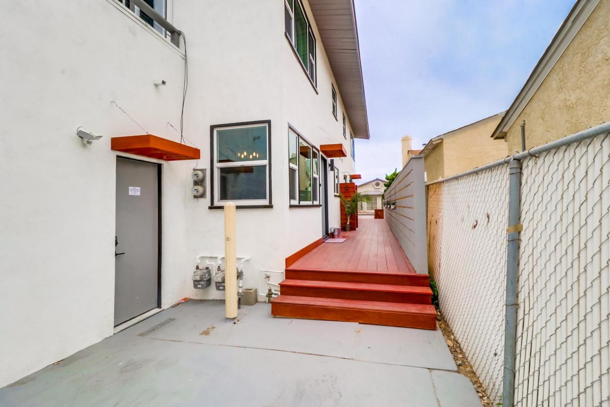 Mission Escape Near Ocean And Bay With Private Balcony Bbq And Garage Parking * San Diego