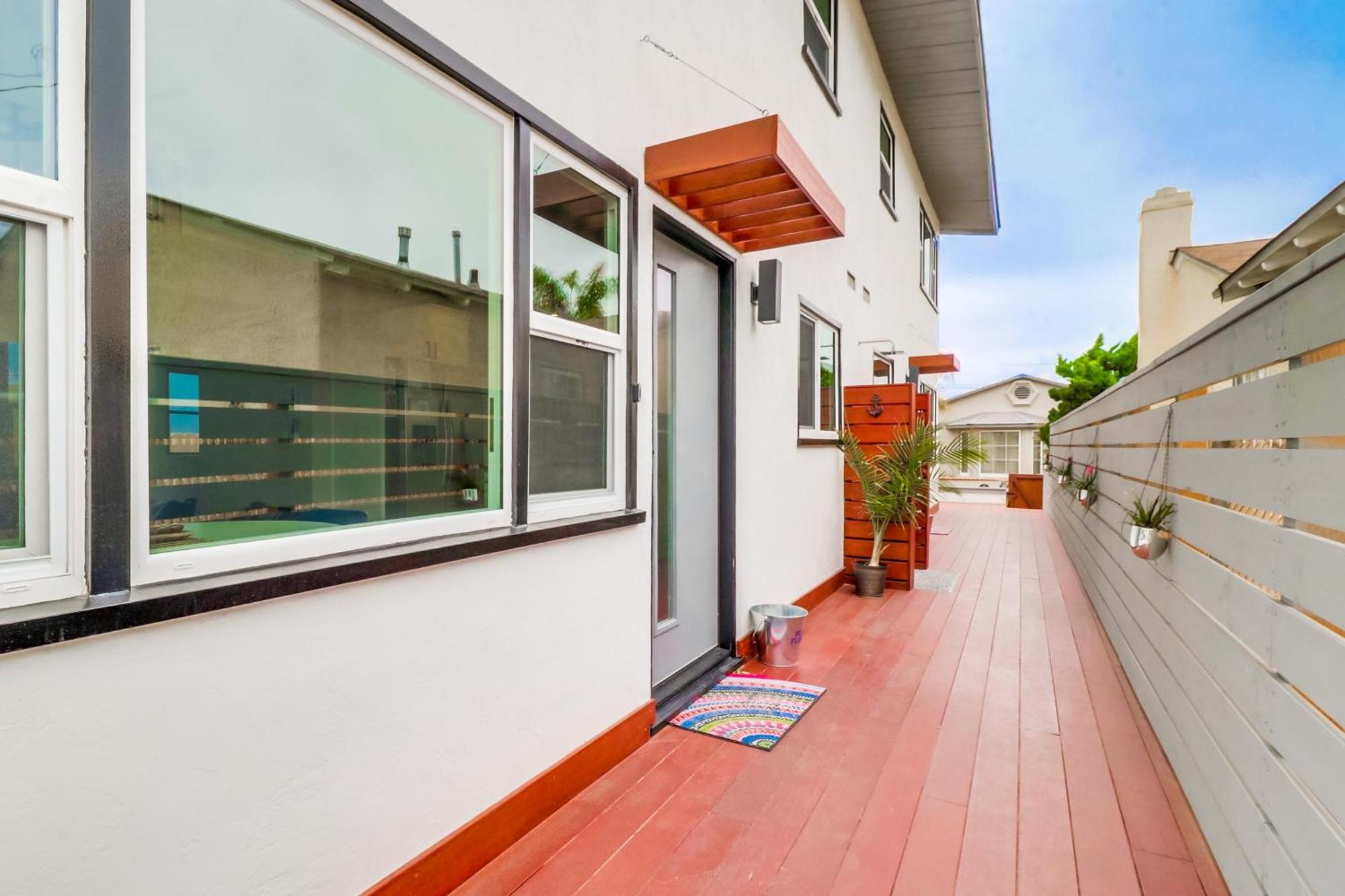 Mission Escape Near Ocean And Bay With Private Balcony Bbq And Garage Parking *