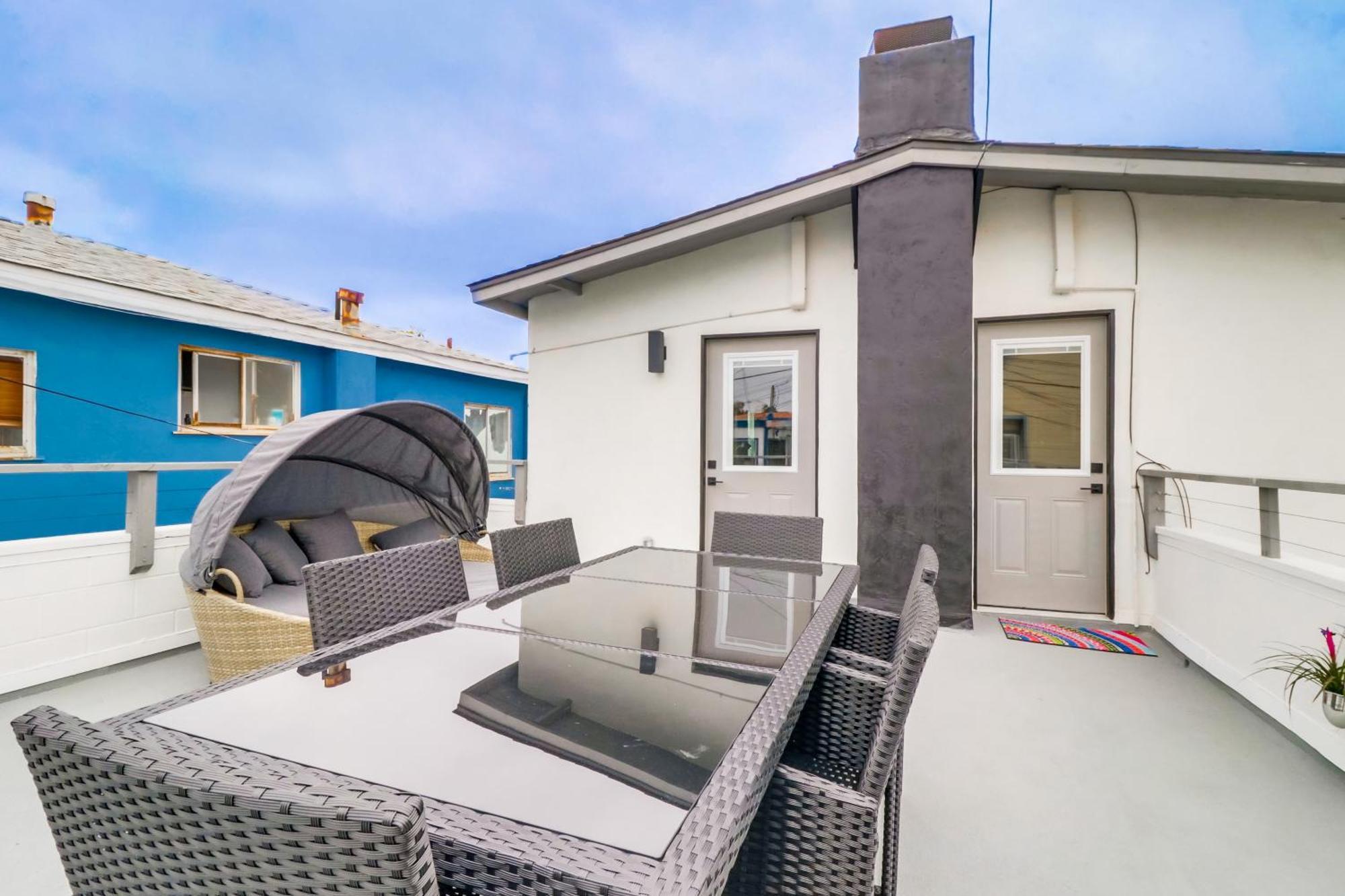 Mission Escape Near Ocean And Bay With Private Balcony Bbq And Garage Parking * San Diego