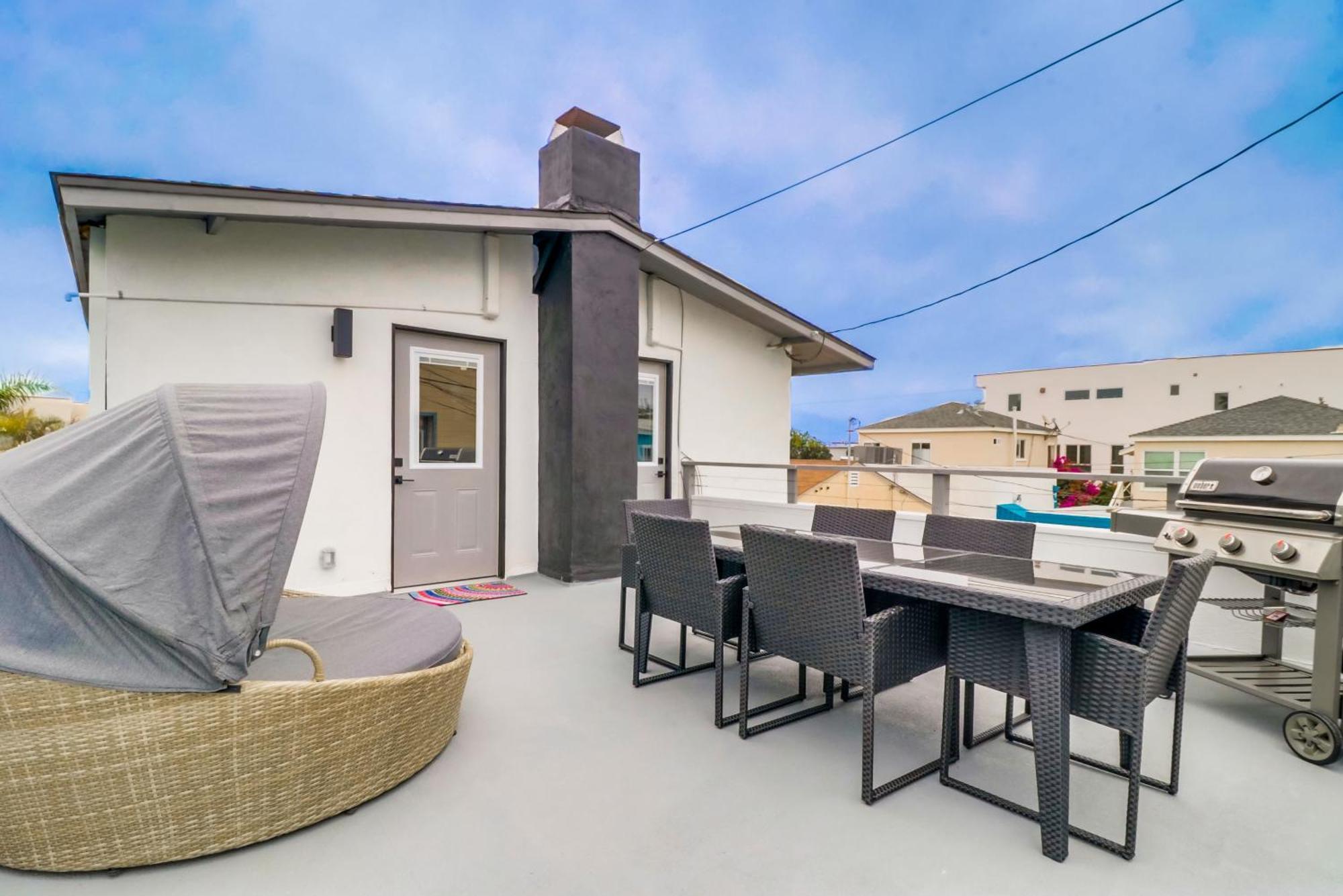 Mission Escape Near Ocean And Bay With Private Balcony Bbq And Garage Parking *