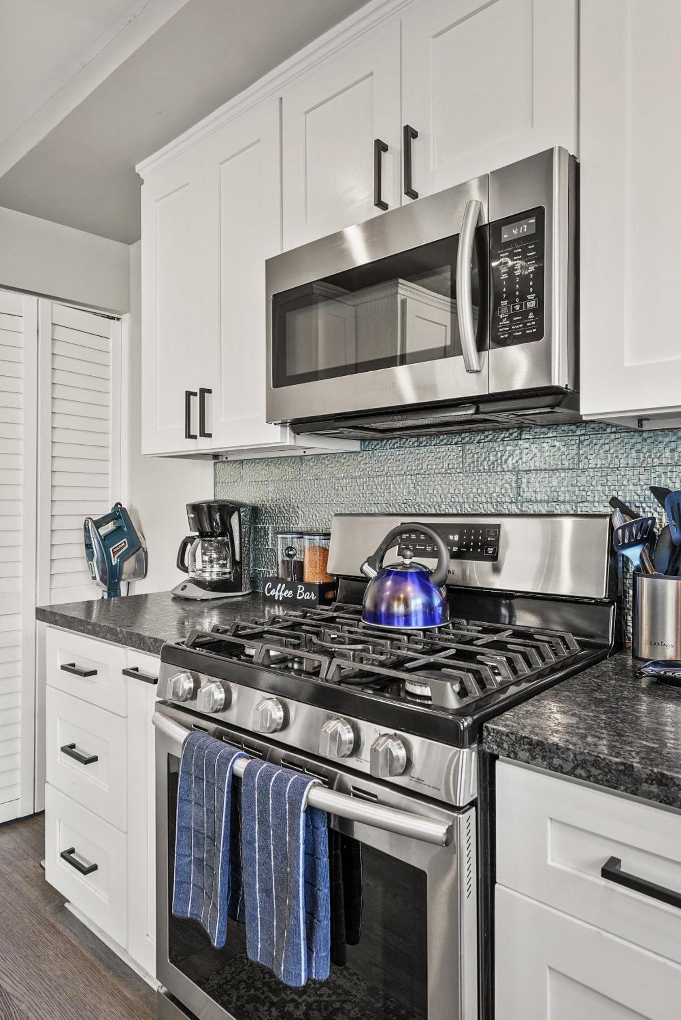 Mission Escape Near Ocean And Bay With Private Balcony Bbq And Garage Parking *