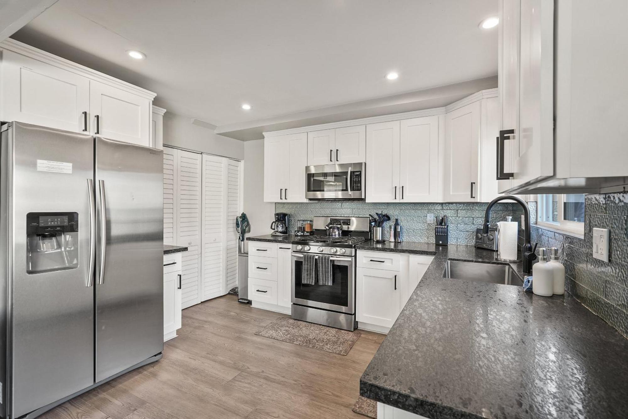 Mission Escape Near Ocean And Bay With Private Balcony Bbq And Garage Parking San Diego