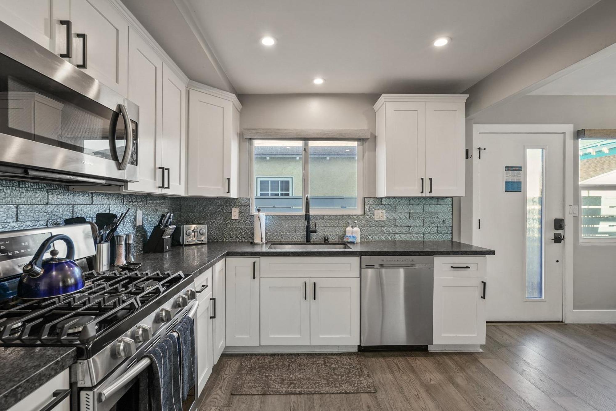 Mission Escape Near Ocean And Bay With Private Balcony Bbq And Garage Parking