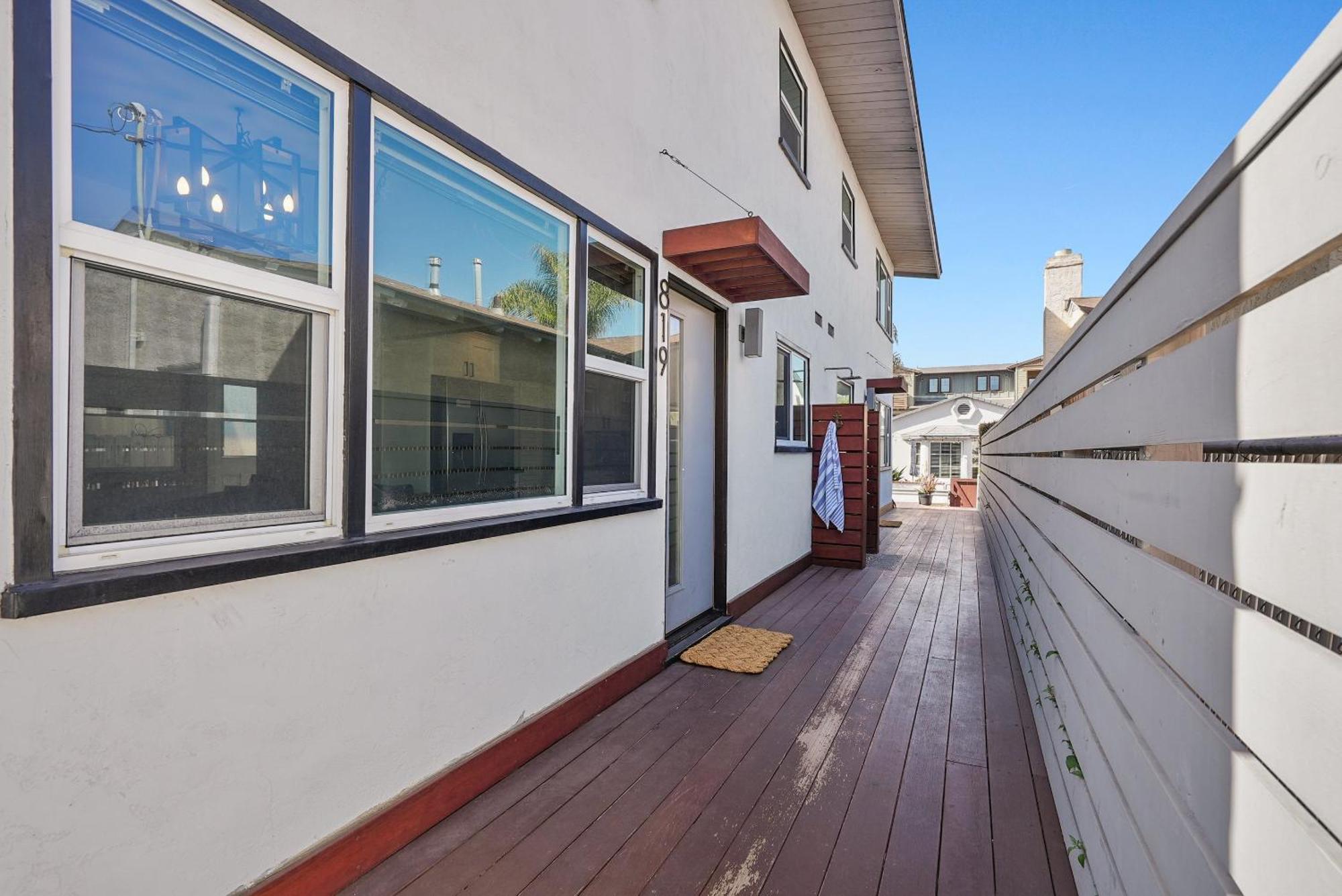 Mission Escape Near Ocean And Bay With Private Balcony Bbq And Garage Parking Holiday home *