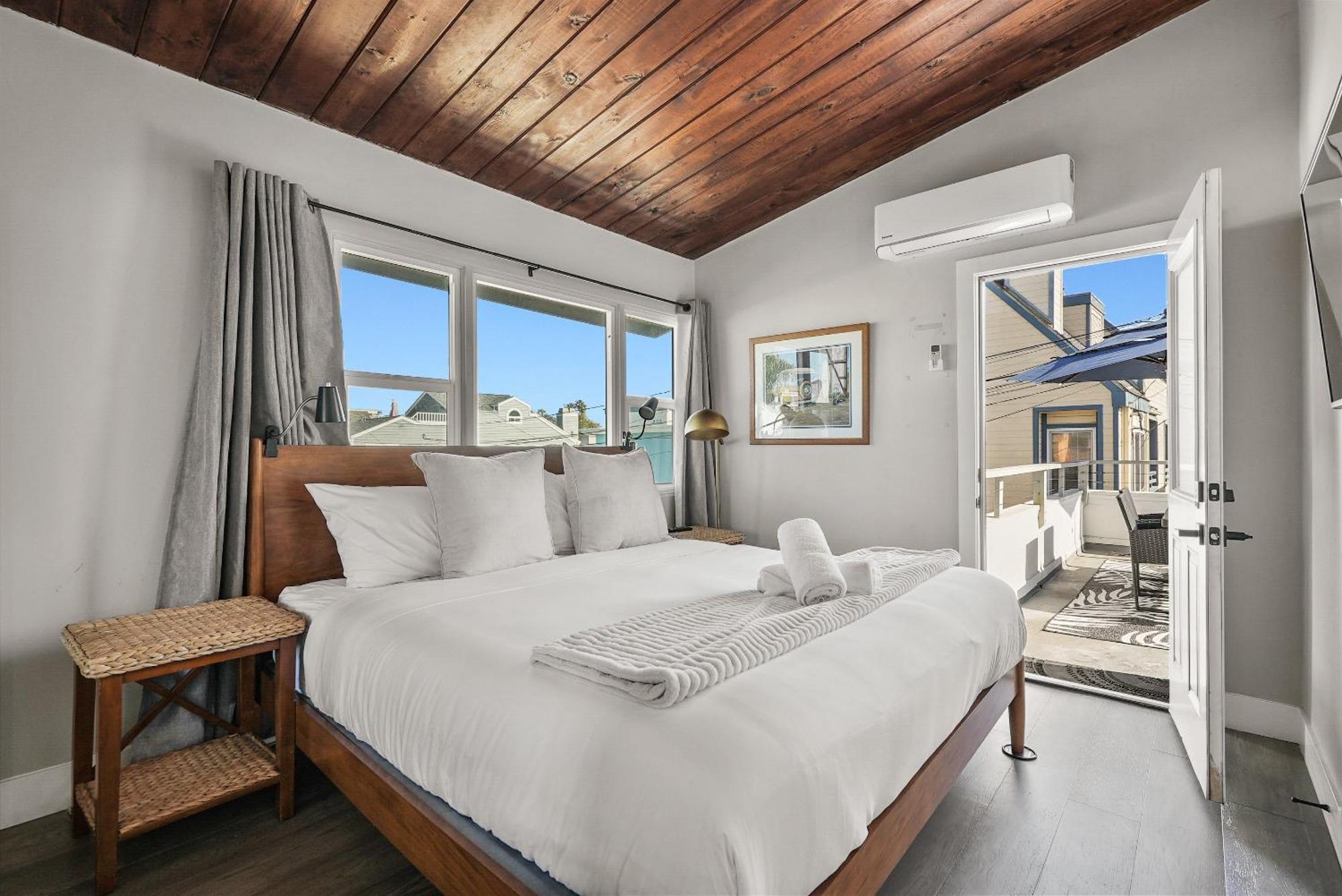 Mission Escape Near Ocean And Bay With Private Balcony Bbq And Garage Parking Holiday home